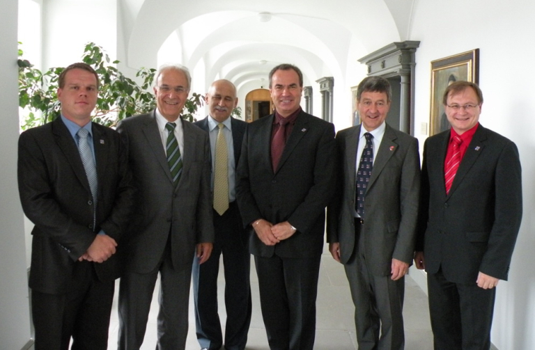 Foto ze sídla kantonální vlády: (zleva): Pavel Petráček, člen rady kraje; Josef Keller, člen kantonální vlády, Vít Příkaský, náměstek hejtmana; Stanislav Eichler, hejtman; Willi Haag, prezident kantonální vlády; Radek Cikl, náměstek hejtmana